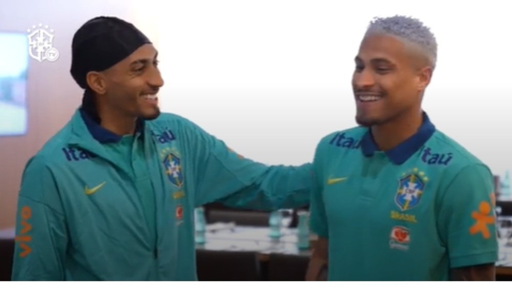Raphinha dá as boas vindas a João Gomes, na concentração da Seleção Brasileira. Captura/CBFTV