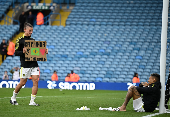Raphinha junto a Kalvin Phillips en el Leeds United. AFP