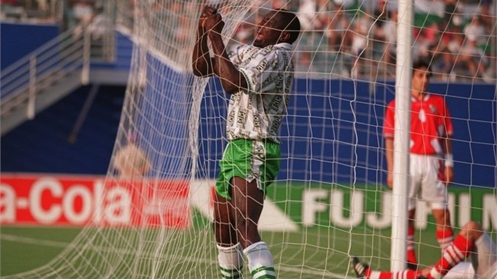 Rashidi Yekini celebra un tanto en USA 94 ante Bulgaria. FIFA