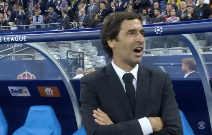 Raúl, un madridista más en París: cantó en el césped el himno a todo pulmón