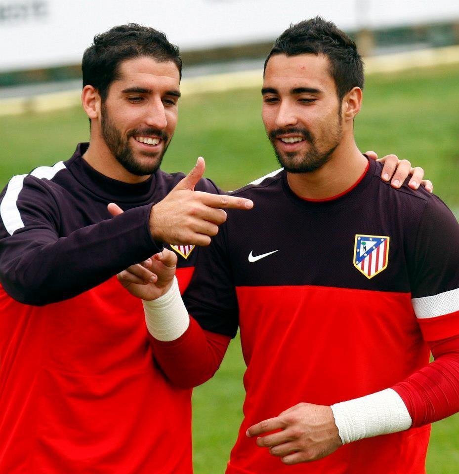 Raul García (izq) y Asenjo (der) en un entrenamiento del Atlético de Madrid, en 2009. Twitter