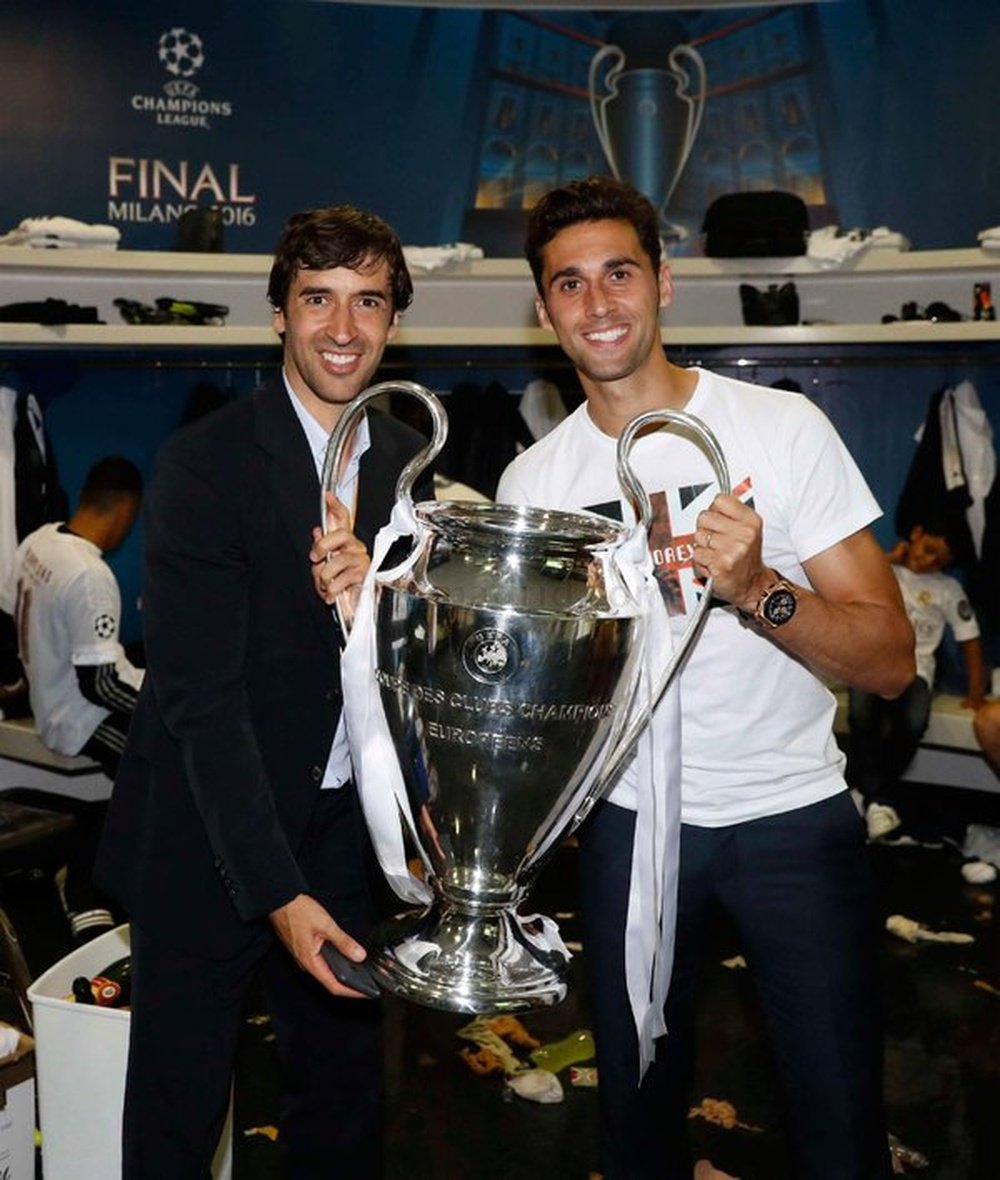 Raúl González y Álvaro Arbeloa, con la Undécima del Real Madrid. RealMadridCF
