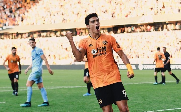 Raúl Jiménez evita la debacle de los Wolves