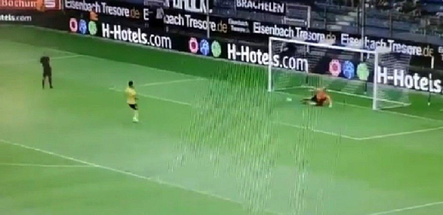 ¡Raúl Jiménez falló el primer penalti de su carrera!