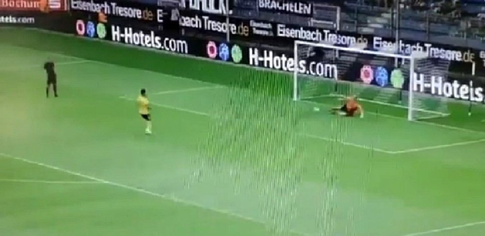 Raúl Jiménez falló un penalti con el Wolverhampton. Captura/Twitter/SkySports