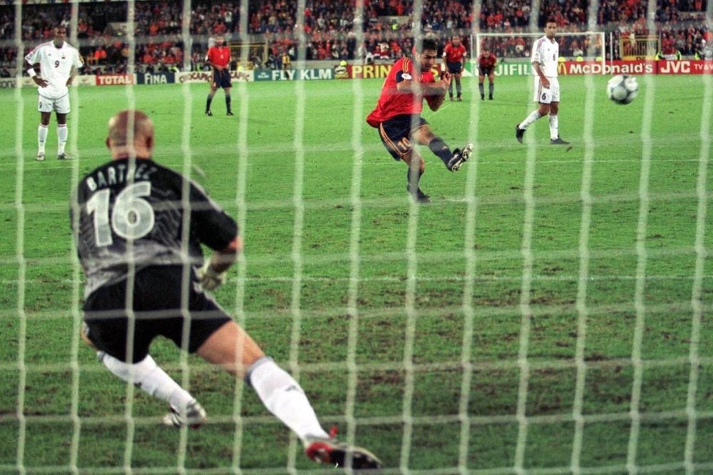 Paco Jémez habló sobre el penalti de Raúl en la Eurocopa del 2000. EFE