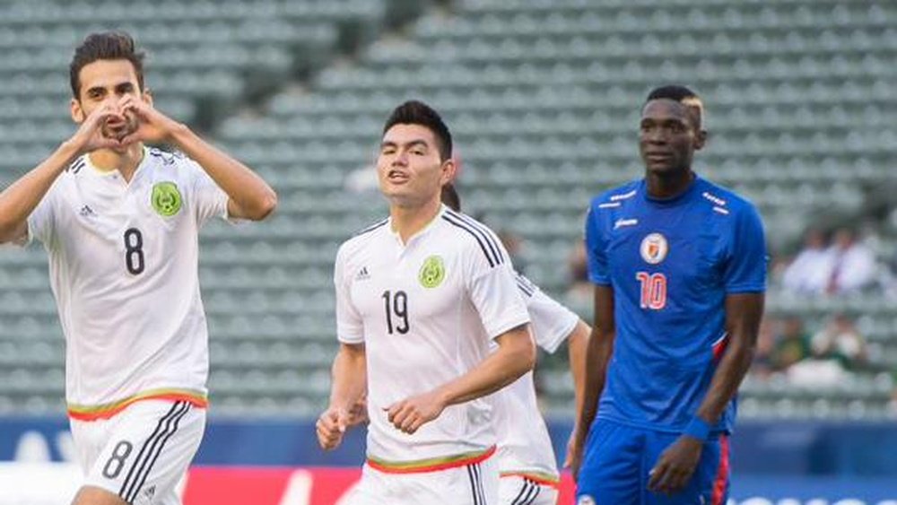 Raúl López hizo el 0-1 a favor de México frente a Haití. Twitter