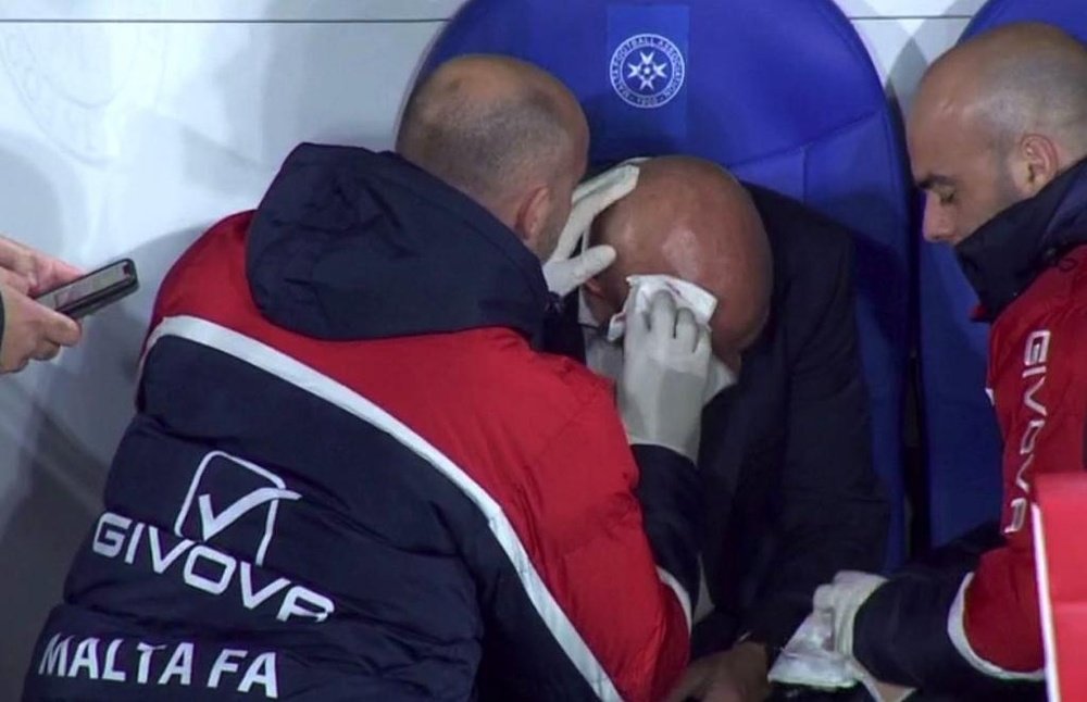 Treinador de Malta sofre um corte profundo na cabeça. Captura/La1