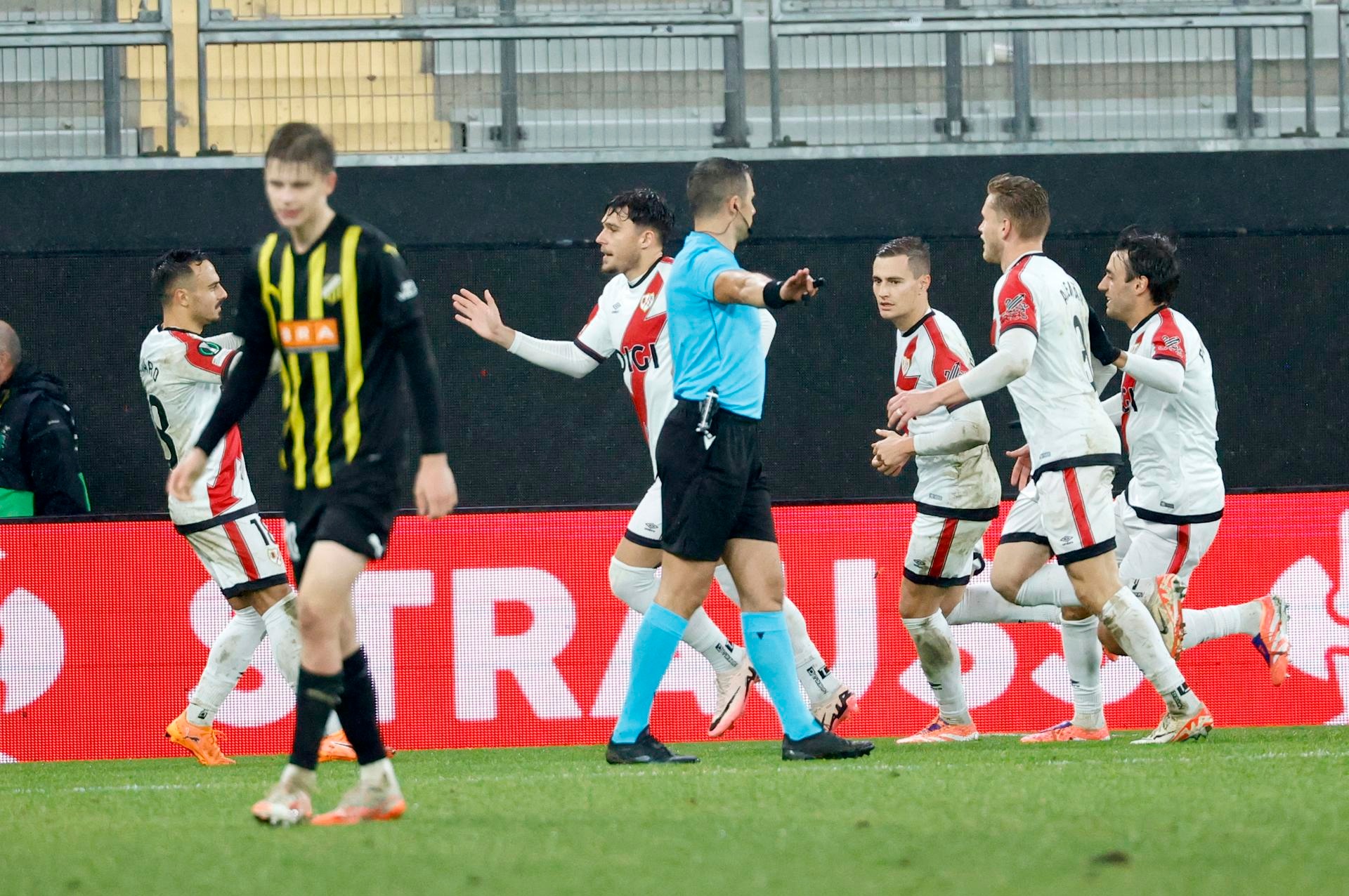 Ratiu evita un mal rato en el 103'