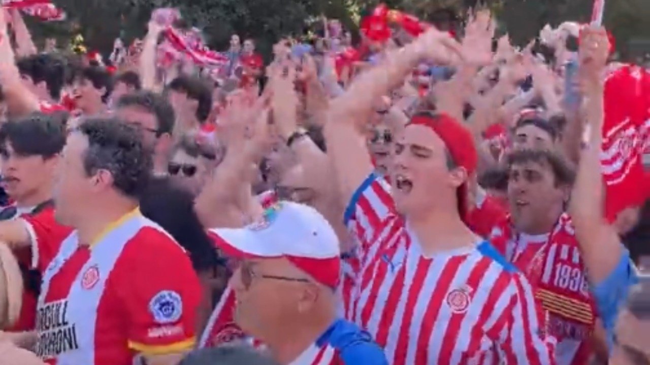 El Girona fue recibido por miles de personas en Montilivi. Captura/GironaFC