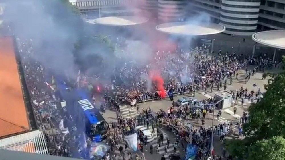 Torcedores da Inter de Milão aglomeraram na porta do estádio. Captura/SkySports