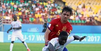 Víctor Chust em disputa com Ibrahun Boubacar, no jogo Espanha-Nigéria Sub-17