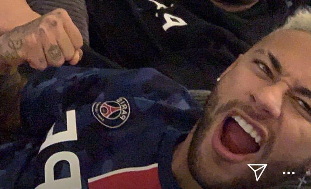 Neymar encourage ses coéquipiers depuis chez lui. Instagram/NeymarJR