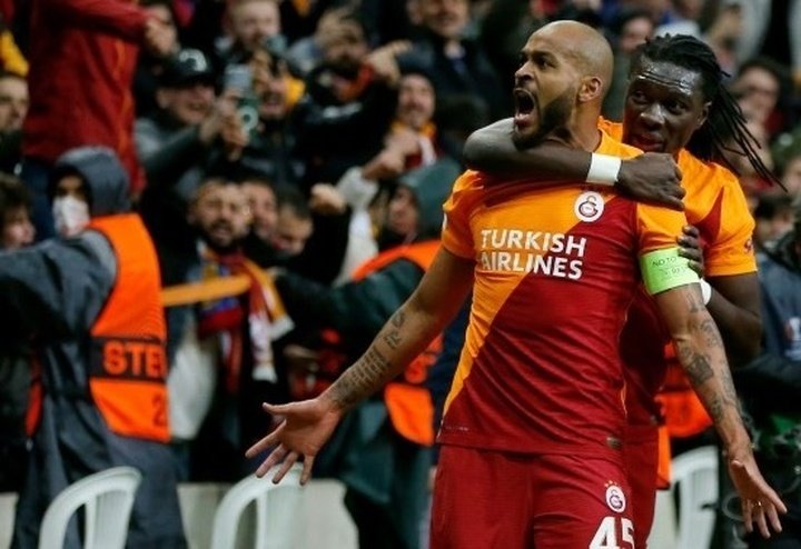 O capitão do Galatasaray Marcão e Bafé Gomis celebram gol.AFP