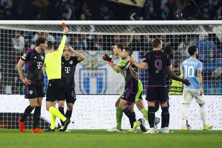 El Bayern condenó los insultos racistas a Upamecano tras su roja y el penalti