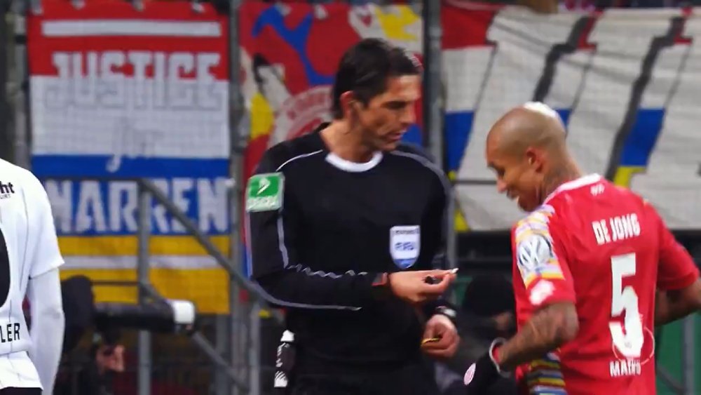Nigel de Jong was very confused by the referees actions. Twitter/Bundesliga