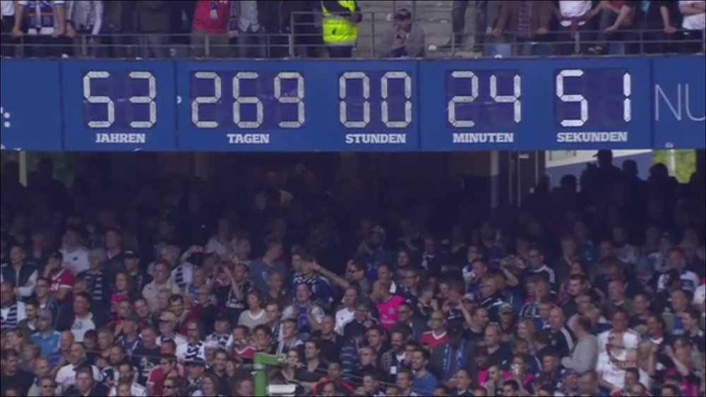 Reloj del estadio del Hamburgo que sigue presumiendo de la permanencia del equipo en la Bundesliga.