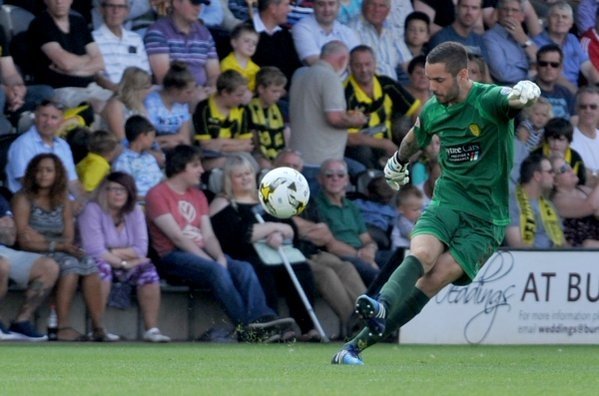 Remi Matthews, en uno de los dos partidos que disputó con Burton Albion. Twitter