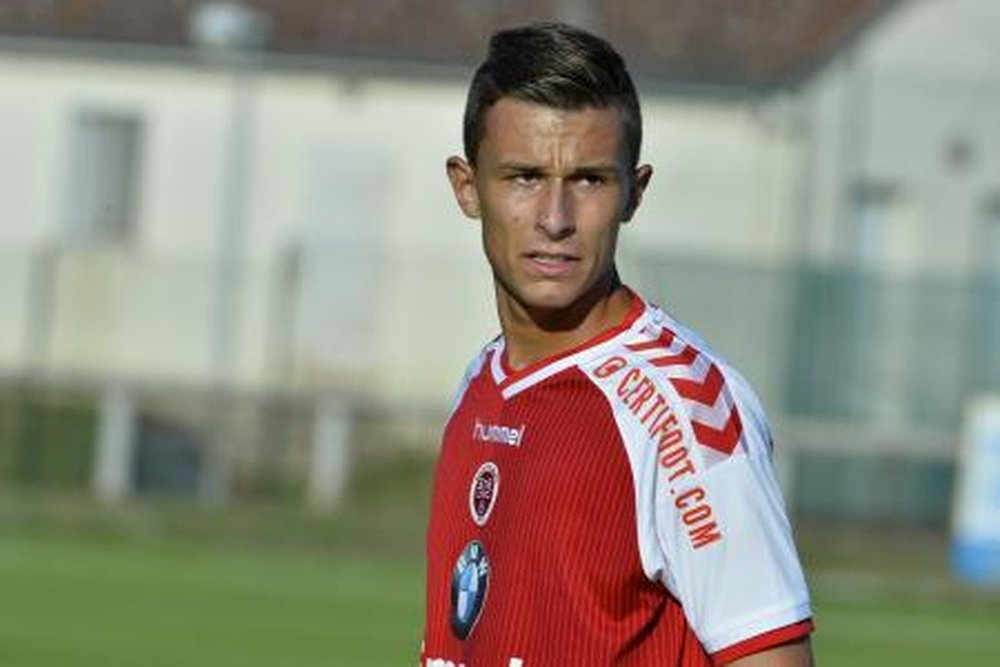 Rémi Oudin, de 19 años, firma así su primer contrato profesional con el Stade de Reims. Twitter