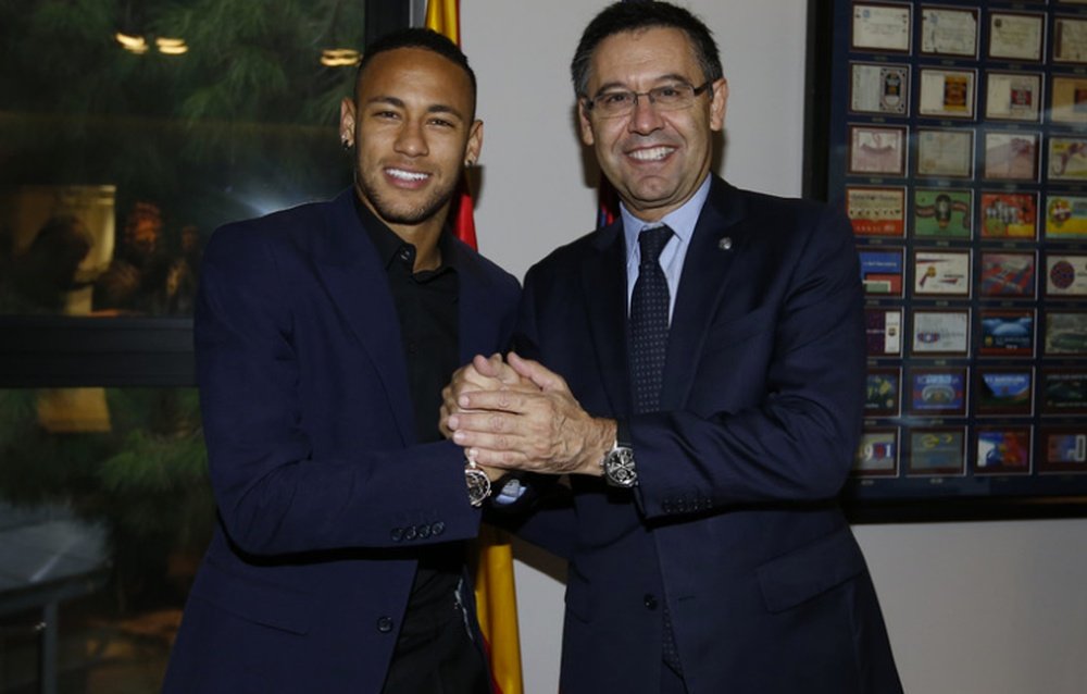 Neymar after signing the contract. FCB