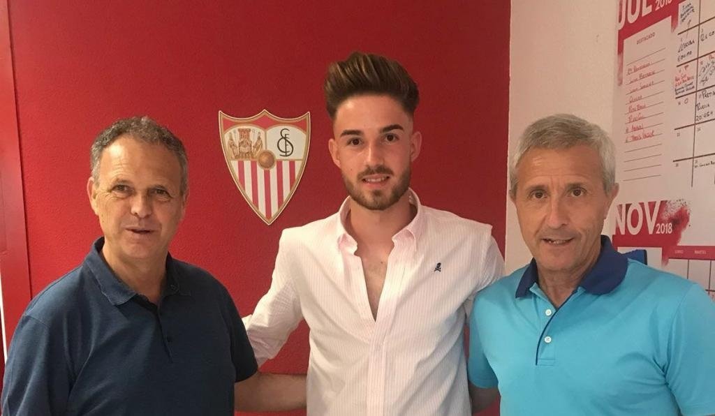 El Sevilla renovó al canterano Alfonso Pastor