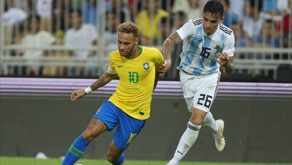 Saravia fue el encargado de marcar a Neymar en el duelo ante Brasil. AFP