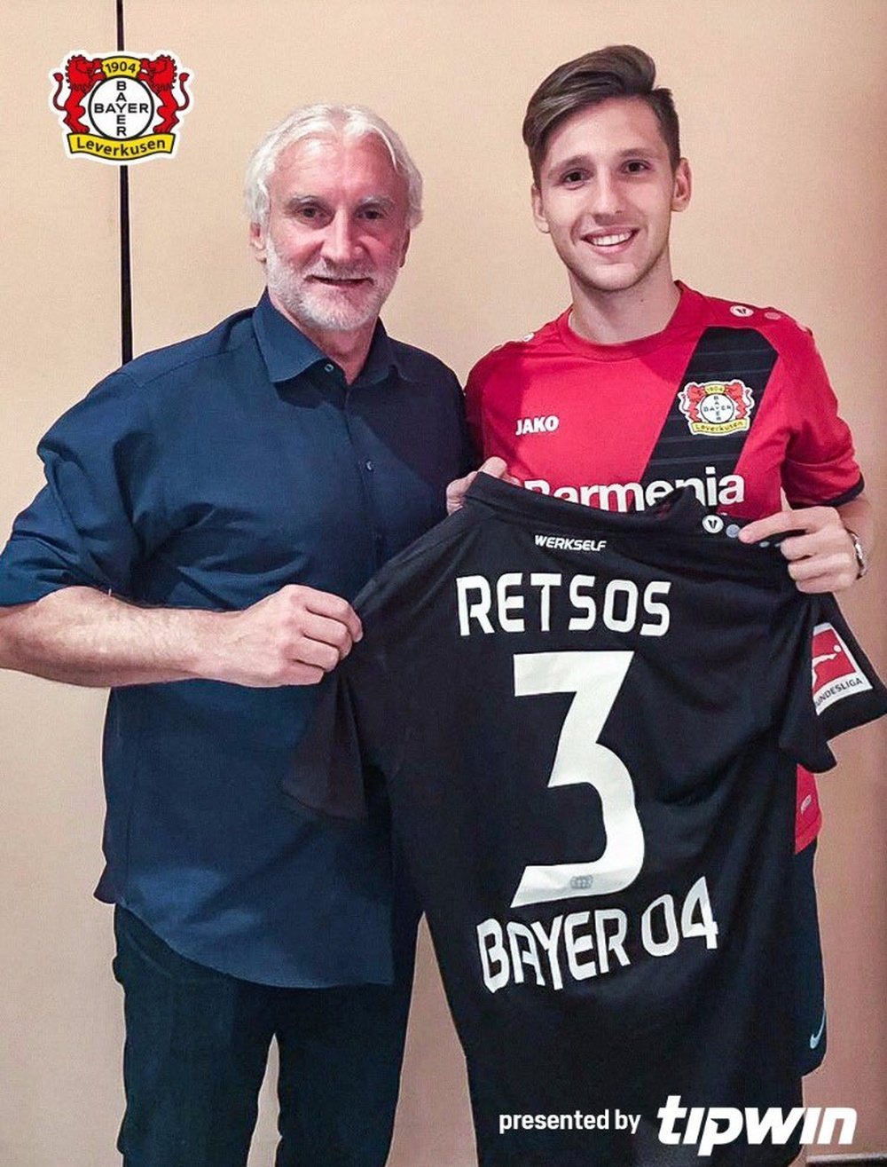 Retsos posa con la camiseta del Bayer Leverkusen. Bayer04