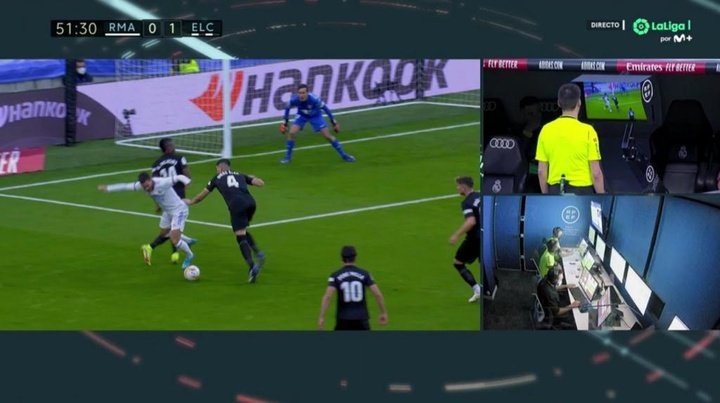 El VAR evitó que De Burgos Bengoetxea se inventase un penalti sobre Hazard