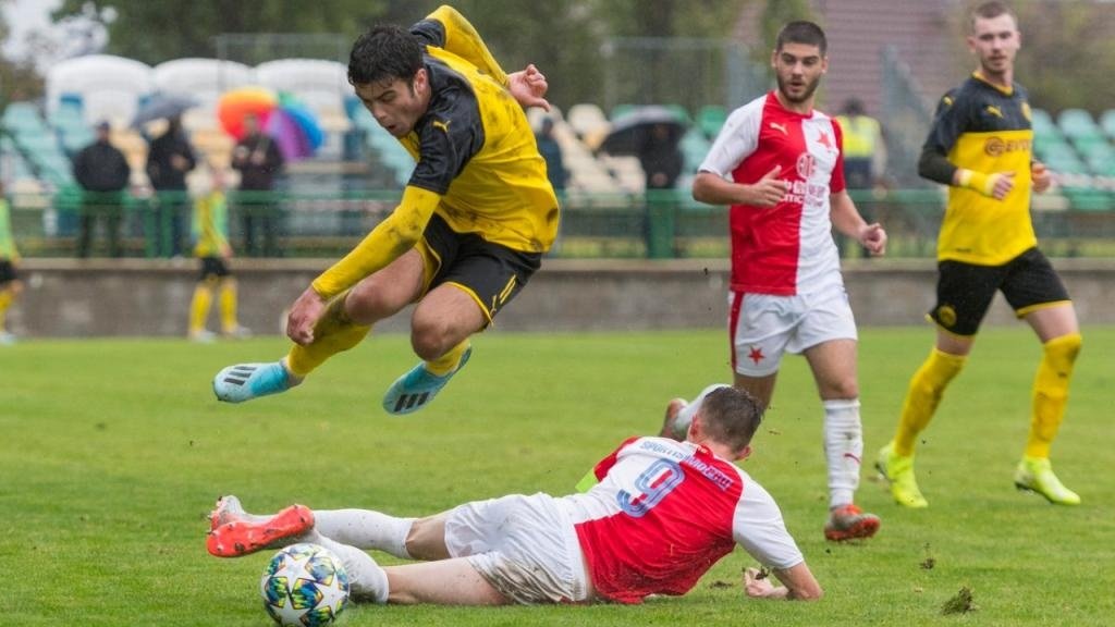 El Benfica gana al colista con lo mínimo y goleada inerte del Borussia Dortmund