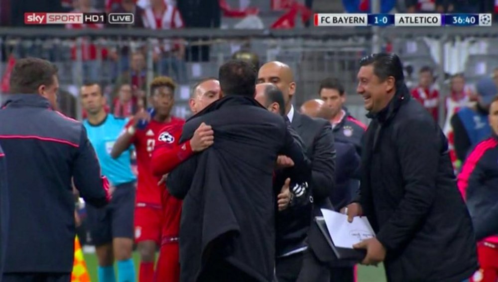 Ribéry detiene a Simeone cuando iba a encararse con un ayudante de Pep Guardiola. SkySport