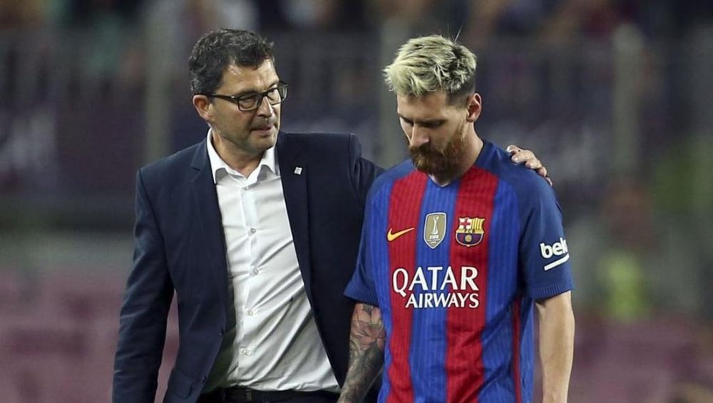 Ricard Pruna, junto a Leo Messi, en un duelo de la temporada 2026-17. EFE