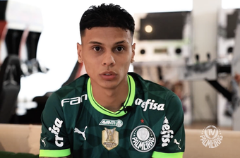 O Palmeiras anunciou a contratação do volante colombiano Richard Ríos, que assina até dezembro de 2025.