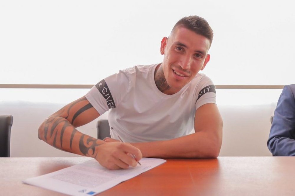 Centurión firmó su contrato con Vélez. Velez