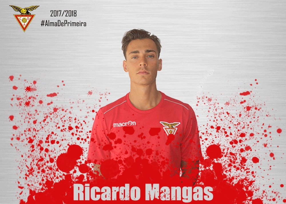 Aos 19 anos, Mangas salta dos juniores do Benfica para a primeira liga. Desp.Aves
