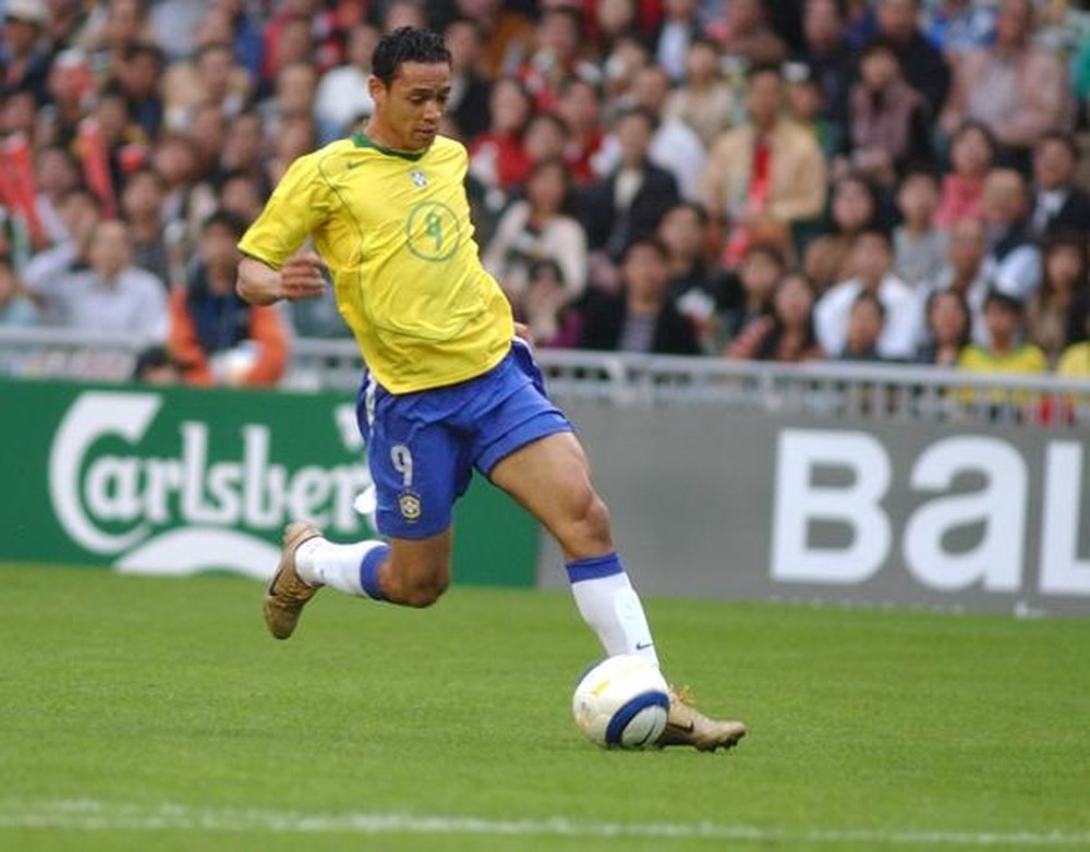 Ricardo Oliveira, disputando un partido con la selección de Brasil. Twitter