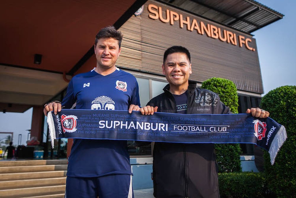 Ricardo Rodríguez (i) posa como nuevo entrenador del Suphanburi tailandés. SuphanburiFootballClub