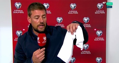 Ricardo Sierra mostró las mangas de la camiseta de Gerard Piqué. MovistarPlus