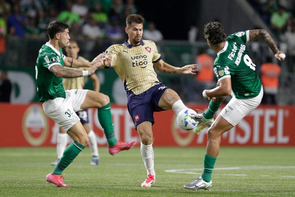 Ríos (d), do Palmeiras, disputa a bola com Gastón Giménez (c), Cerro. EFE