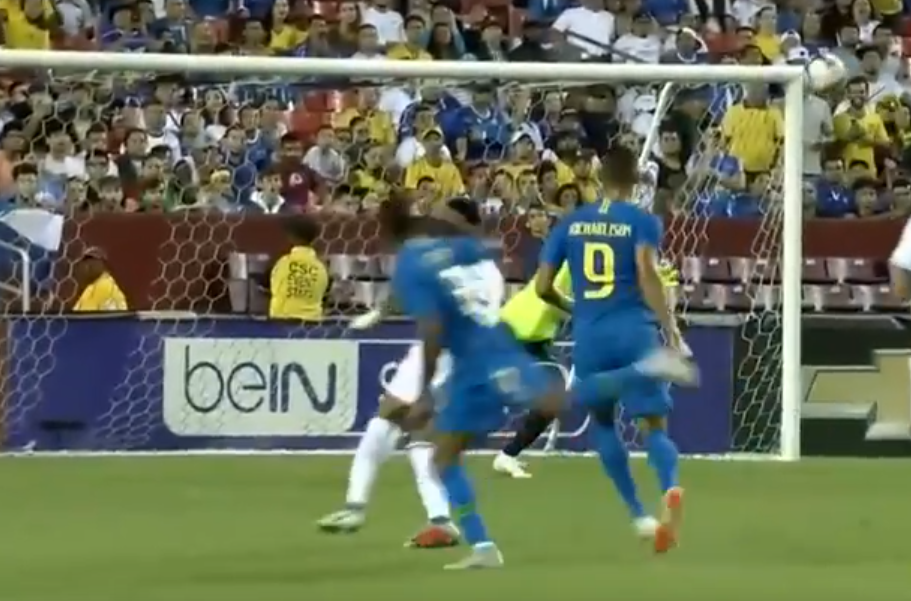 Richarlison se estrenó con una 'rosquita' a la altura del '9' de Brasil