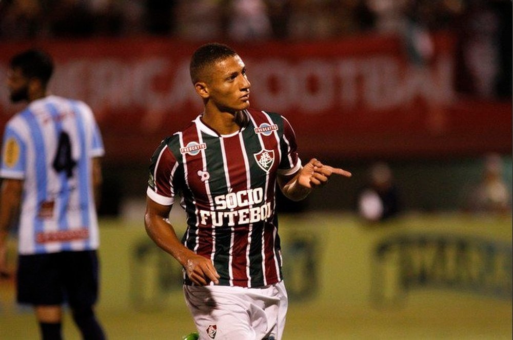 O amor à distância de Richarlison pelo Fluminense. Twitter