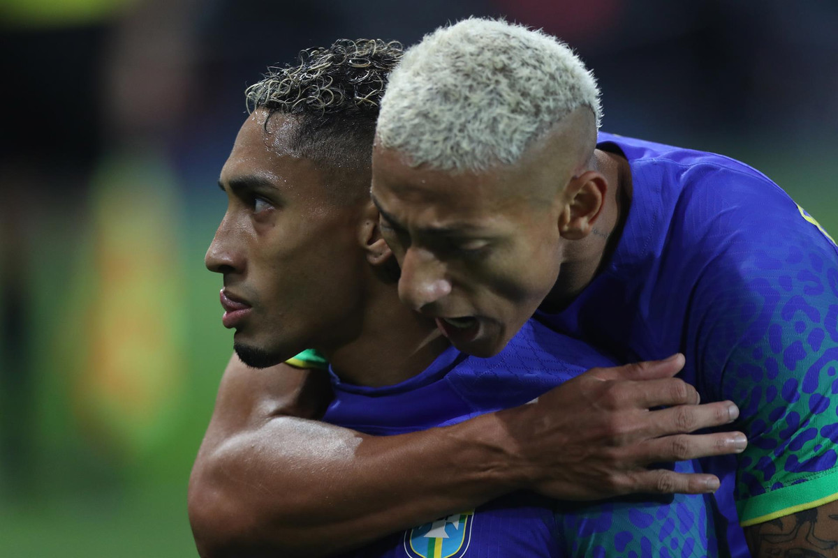 Neymar y su 'Canarinha' se divierten entre las hostilidades de París