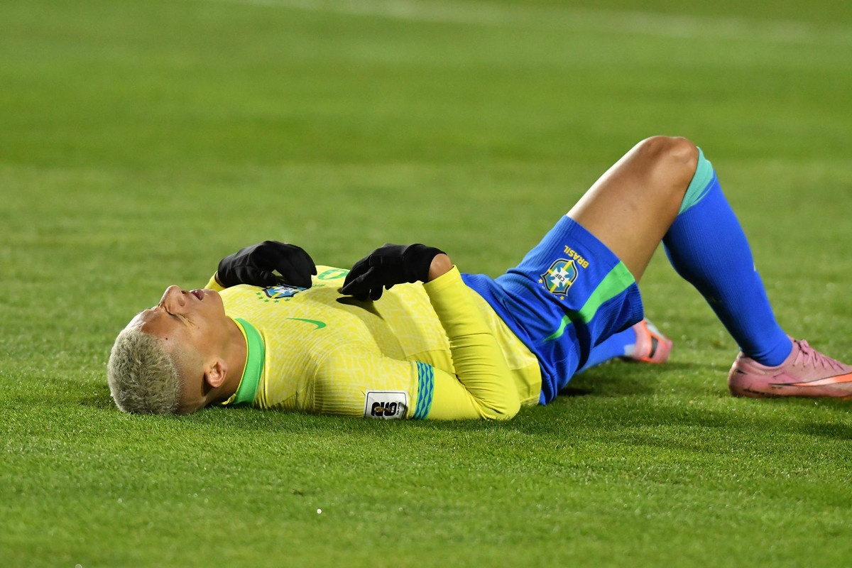 richarlison--tumbado-en-el-