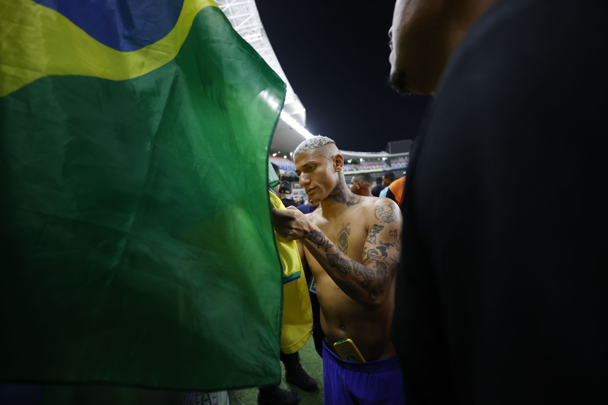 Richarlison to seek psychological help after tears in Brazil