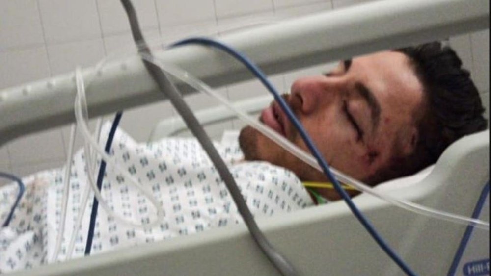 Brutal agresión que acabó con un futbolista inconsciente en el hospital. Captura/HoyosMoni