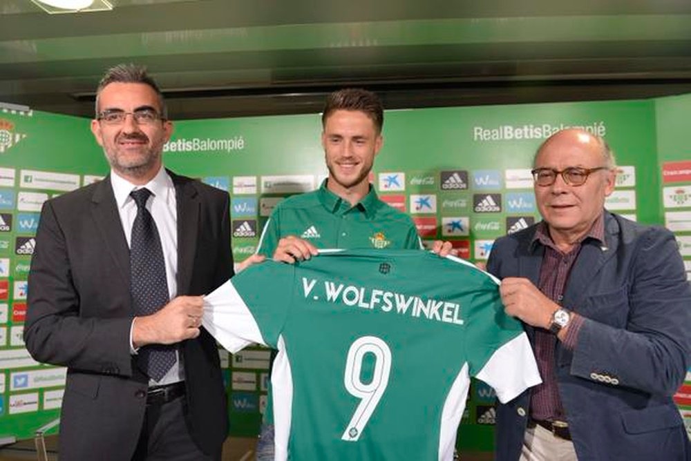 Ricky Van Wolfswinkel posa con la camiseta del Betis durante su presentación. Twitter