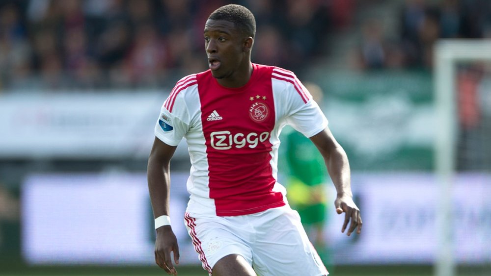 Bazoer no ha disputado los minutos esperados y acumula intereses del fútbol europeo. Ajax