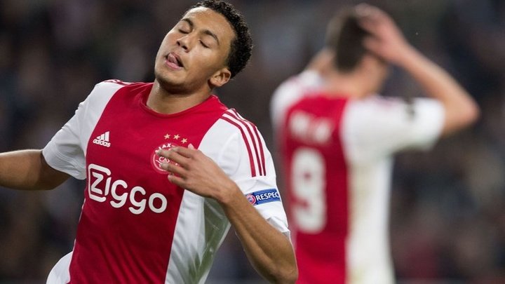 El Ajax celebra la renovación de Riedewald hasta 2020