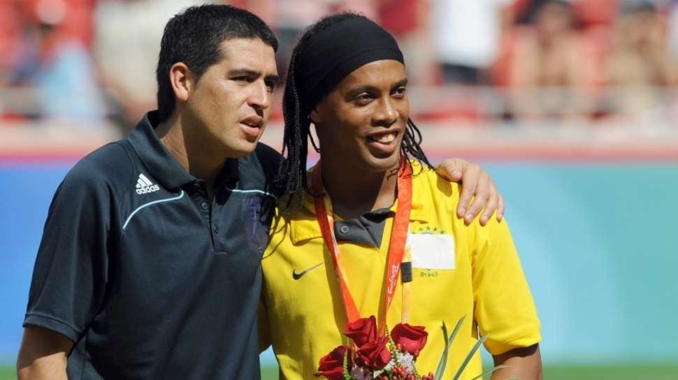 Riquelme y Ronaldinho, dos leyendas. AFP