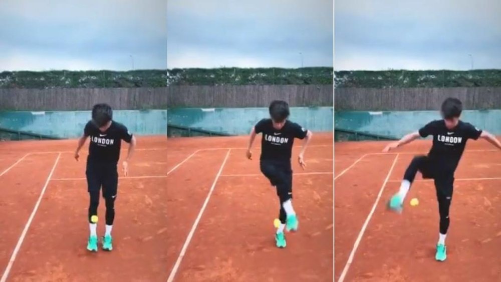 El canterano 'culé' demostró sus habilidades con una pelota de tenis. Instagram/RiquiPuig
