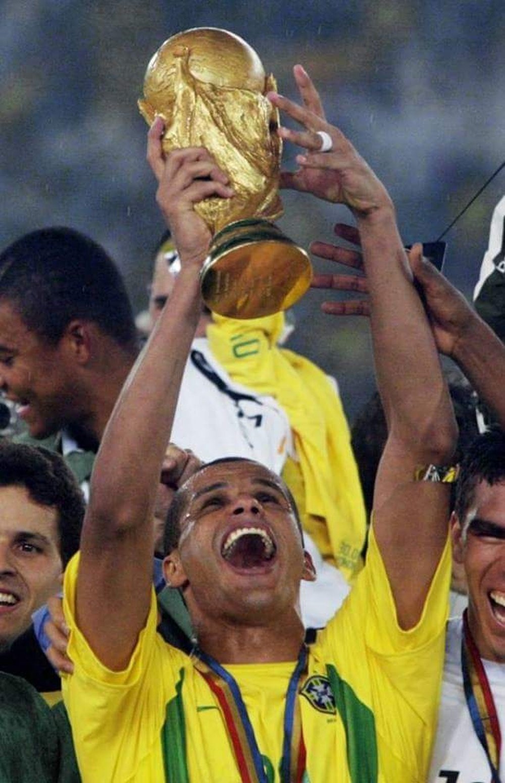 Rivaldo alza la Copa Mundial con Brasil en 2002. Twitter